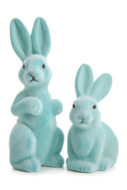 Beyaz arka planda izole edilmiş renkli Paskalya tavşanları