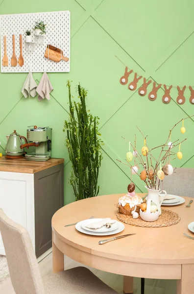Paskalya Kutlaması Için Servis Edilen Masalı Modern Mutfağın Içi — Stok fotoğraf