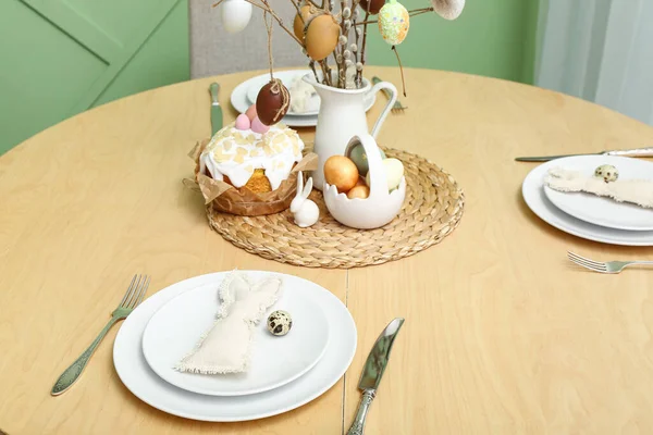 Стол Пасхальным Тортом Покрашенными Яйцами Кроликами Столовой — стоковое фото