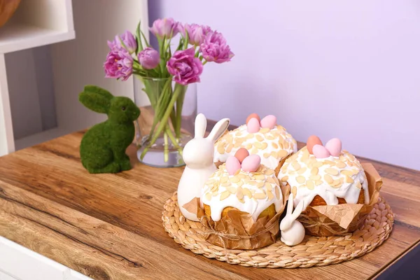 Ciasta Wielkanocne Króliczki Wazon Kwiatami Tulipanów Blacie Kuchennym Pobliżu Ściany — Zdjęcie stockowe