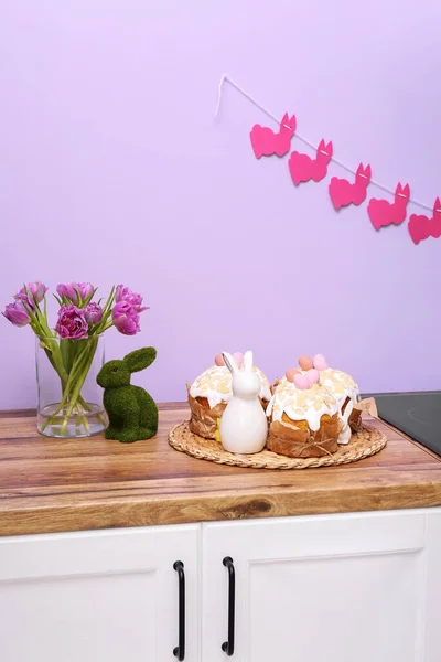 Пасхальні Торти Кролики Ваза Квітами Тюльпанів Кухонній Стіні Біля Бузкової — стокове фото