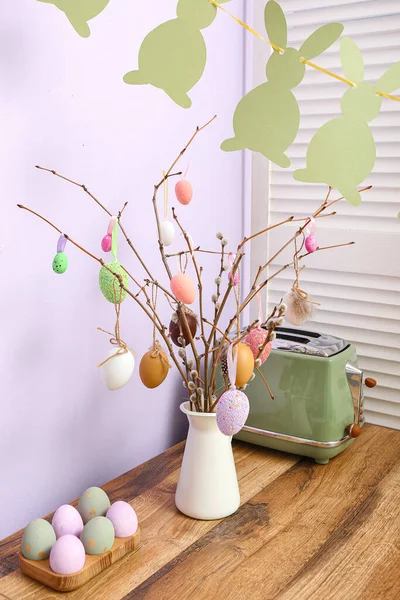 Vase Aus Weidenzweigen Mit Ostereiern Auf Der Küchentisch Der Nähe — Stockfoto