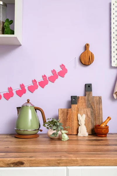 Easter Bunnies Houseplant Kettle Kitchen Counter Lilac Wall — Stock Photo, Image