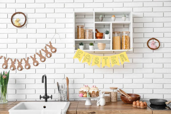 Pasteles Huevos Pintados Conejos Guirnaldas Cocina Decorada Para Celebración Pascua — Foto de Stock
