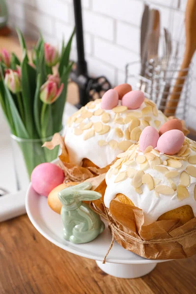 Десертный Стенд Пасхальными Тортами Покрашенными Яйцами Кроликом Кухонном Столе — стоковое фото