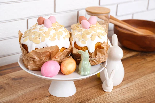 Десертный Стенд Пасхальными Тортами Покрашенными Яйцами Кроликами Кухонном Столе — стоковое фото