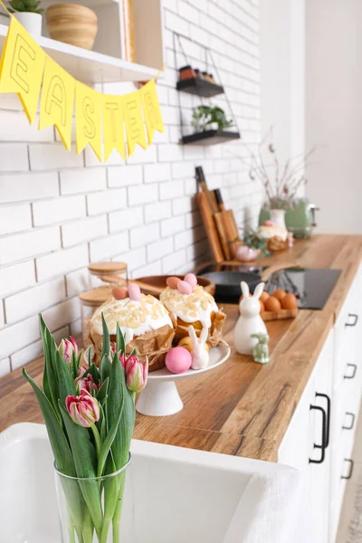 Vase Tulip Flowers Easter Cakes Bunnies Kitchen Counter White Brick — Stock Photo, Image