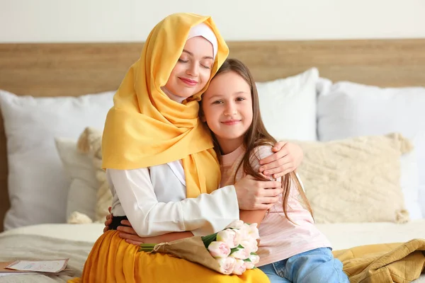 Little Girl Her Muslim Mom Tulips Hugging Bedroom Mother Day — Stockfoto