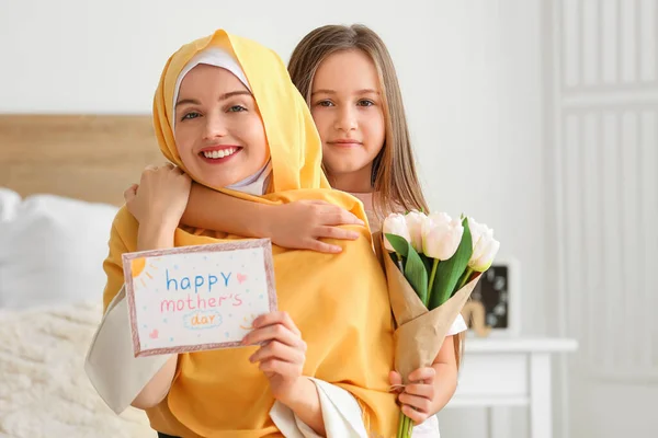 Kislány Muszlim Anyja Üdvözlőkártyával Tulipánnal Hálószobában — Stock Fotó