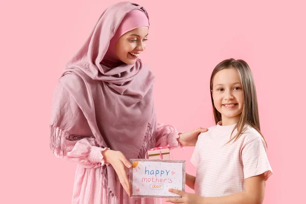 Dziewczynka Wita Swoją Muzułmańską Matkę Kartką Prezentem Różowym Tle — Zdjęcie stockowe