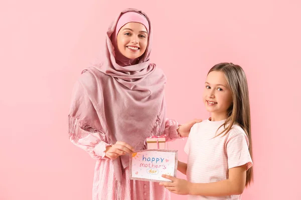 Little Girl Greeting Her Muslim Mother Card Gift Pink Background — ストック写真