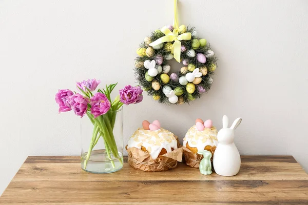 Table Avec Tulipes Dans Vase Gâteaux Pâques Lapins Couronne Sur — Photo