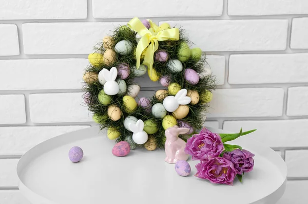 Easter Wreath Rabbit Tulips Table White Brick Wall — Stock Photo, Image