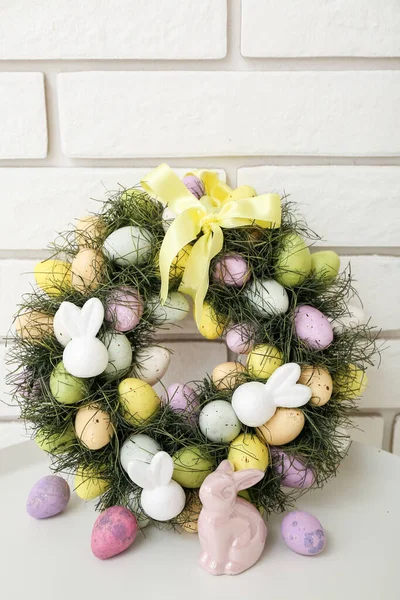 Velikonoční Věnec Hračkou Králík Stole Bílé Cihlové Zdi — Stock fotografie