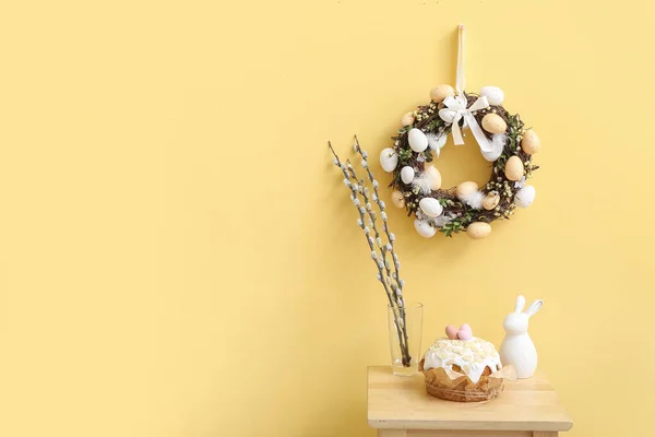 Asztal Fűzfa Ágakkal Vázában Húsvéti Torta Nyúl Koszorú Sárga Falon — Stock Fotó