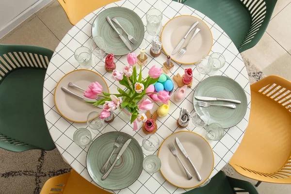 Tulpenblumen Und Bemalte Eier Auf Festlichem Tisch Zum Osterfest Serviert — Stockfoto