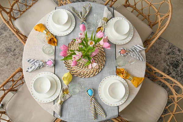 チューリップの花やイースターのお祝いのために役立つお祝いのテーブルに卵を描いた — ストック写真