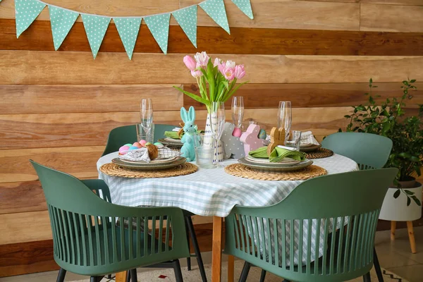 Interior Del Comedor Con Mesa Servida Para Celebración Pascua —  Fotos de Stock
