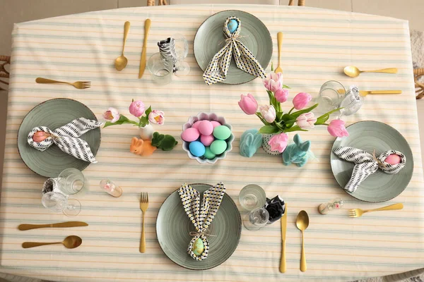 チューリップの花 バニーとイースターのお祝いのために役立つお祝いのテーブルに卵を描いた — ストック写真