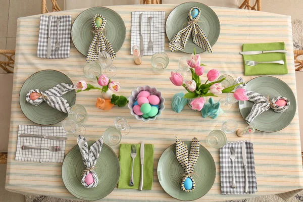 Fiori Tulipano Coniglietti Uova Dipinte Sul Tavolo Festivo Servito Celebrazione — Foto Stock