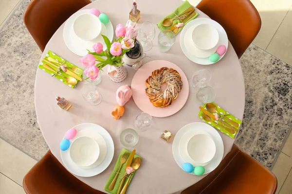 Festive Table Tulip Flowers Pie Bunnies Painted Eggs Served Easter — Stock Photo, Image