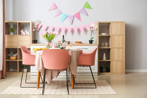 Interior Cocina Con Mesa Festiva Servida Para Celebración Pascua — Foto de Stock