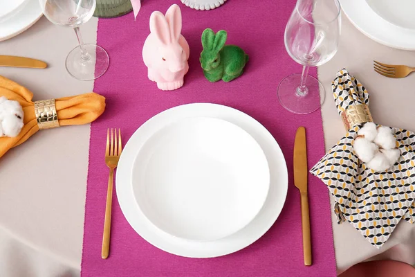 Sauberer Teller Besteck Und Hasen Auf Dem Tisch Zum Osterfest — Stockfoto