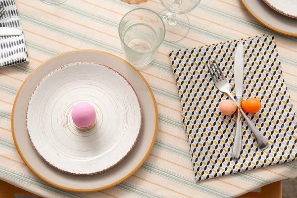 イースターのお祝いのために提供されるテーブルの上のプレート カトラリー 塗装卵 — ストック写真