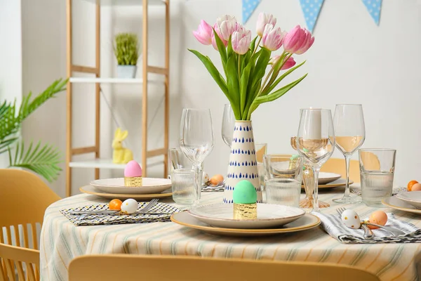 Gyönyörű Asztal Beállítása Húsvéti Ünnepség Ebédlőben — Stock Fotó