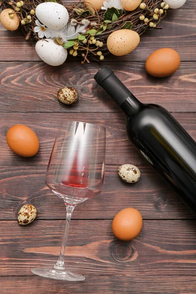 Composizione Con Bottiglia Vino Bicchiere Uova Pasqua Fondo Legno — Foto Stock