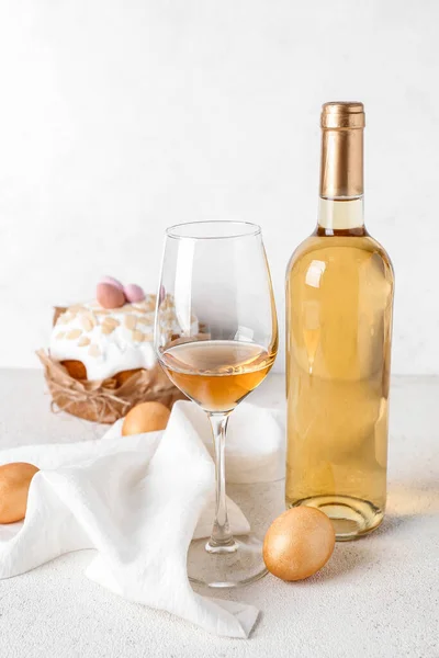 Flasche Wein Glas Ostereier Und Kuchen Auf Hellem Hintergrund — Stockfoto