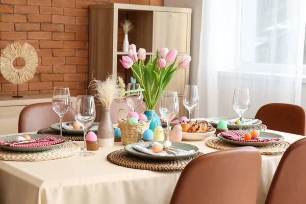 Belső Étkező Asztallal Húsvéti Ünnepségre Felszolgálva — Stock Fotó