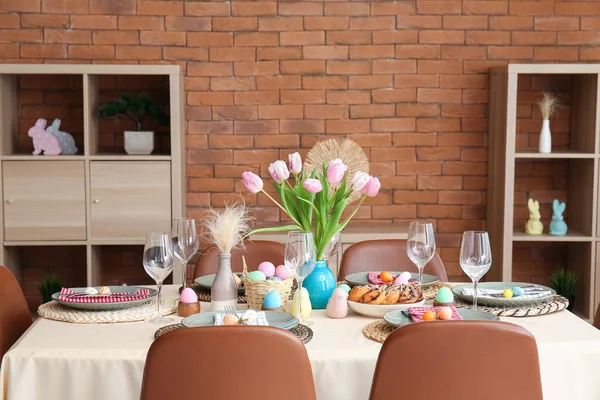 供复活节庆祝用的有餐桌的餐厅内部 — 图库照片
