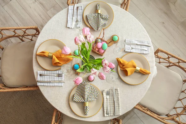 Τραπέζι Τουλίπες Και Βαμμένα Αυγά Σερβιρισμένα Για Τον Εορτασμό Του — Φωτογραφία Αρχείου
