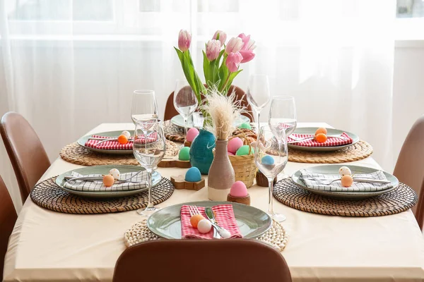 Húsvéti Ünnepségre Szolgáló Ünnepi Asztal Ablak Közelében — Stock Fotó