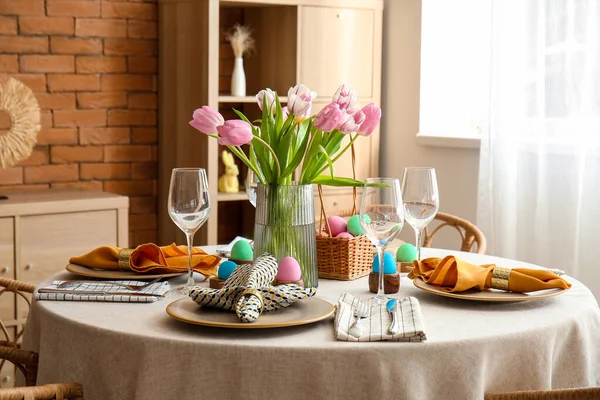 Interno Della Sala Pranzo Con Tavolo Servito Celebrazione Della Pasqua — Foto Stock