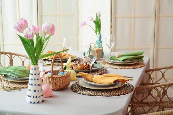Εορταστικό Τραπέζι Σερβίρεται Για Την Γιορτή Του Πάσχα Στην Τραπεζαρία — Φωτογραφία Αρχείου