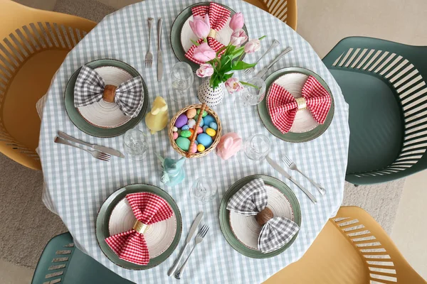 Tavolo Con Fiori Tulipano Uova Dipinte Coniglietti Serviti Celebrazione Della — Foto Stock