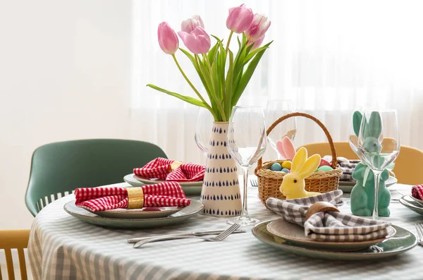 Gyönyörű Asztal Beállítása Húsvéti Ünnepség Ebédlőben — Stock Fotó