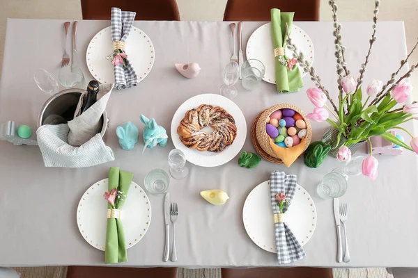 Gyönyörű Asztal Étkezési Tojással Tulipánvirágokkal Fűzfaágakkal Pitével — Stock Fotó