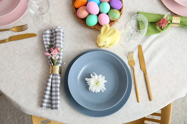 Tányér Krizantém Virággal Hajtogatott Szalvétával Evőeszközökkel Asztalon Húsvéti Ünnepségre Tálalva — Stock Fotó