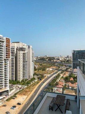 Modern şehirdeki çok katlı binaların manzarası