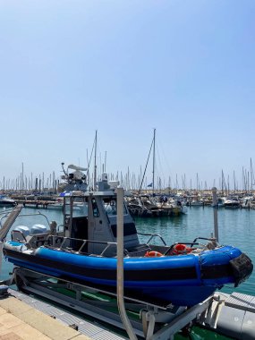 Güneşli bir günde tatil köyündeki modern yatların manzarası