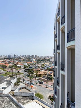 Modern şehirdeki çok katlı bina manzarası