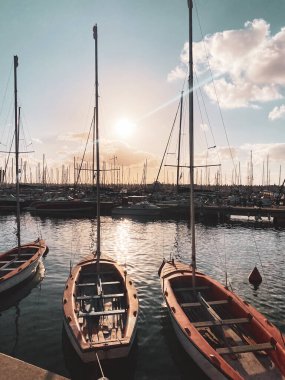 Güneşli bir günde tatil köyündeki modern yatların manzarası
