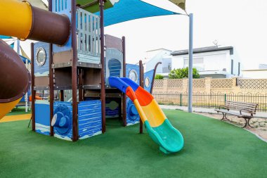 Çocuk parkında gemi şeklinde kayın