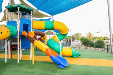 Kentteki slaytlı çocuk oyun parkı görüntüsü