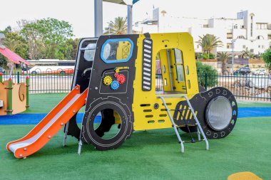 Çocuk parkında araba şeklinde kay