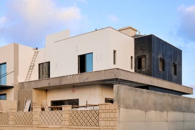 Güneşli bir günde tamamlanmamış binanın görüntüsü