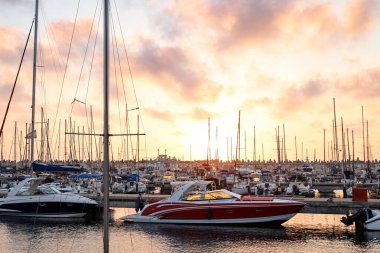Gün batımında yatları olan güzel rıhtım manzarası